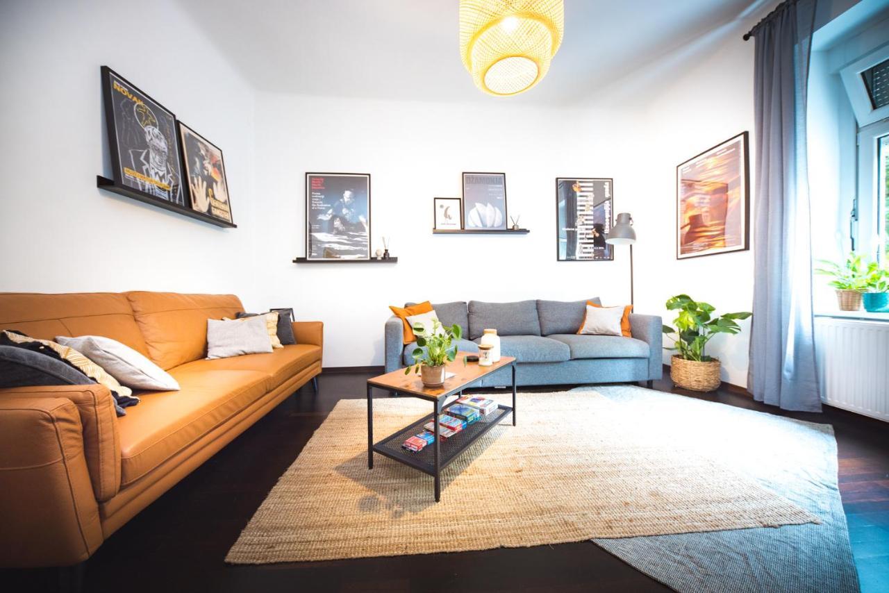 Park With Free Parking Apartment *