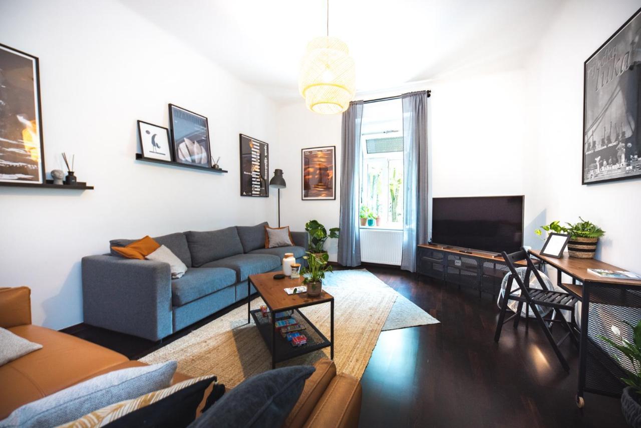 Park With Free Parking Apartment